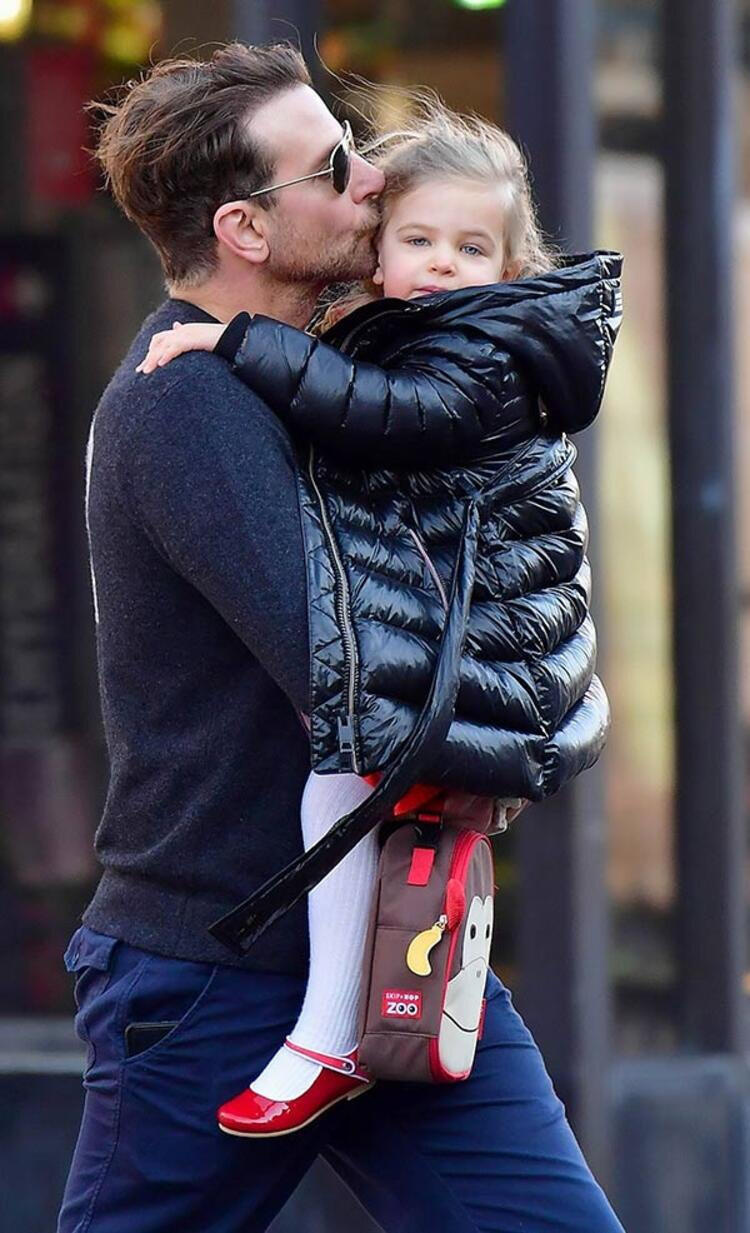 Irina Shayk ile Bradley Cooper’ın kızı Lea şıklıkta annesiyle yarışıyor.